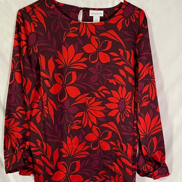 🆕. Liz Claiborne Red and Burgundy Floral Blouse. S run larger - Picture 3 of 6